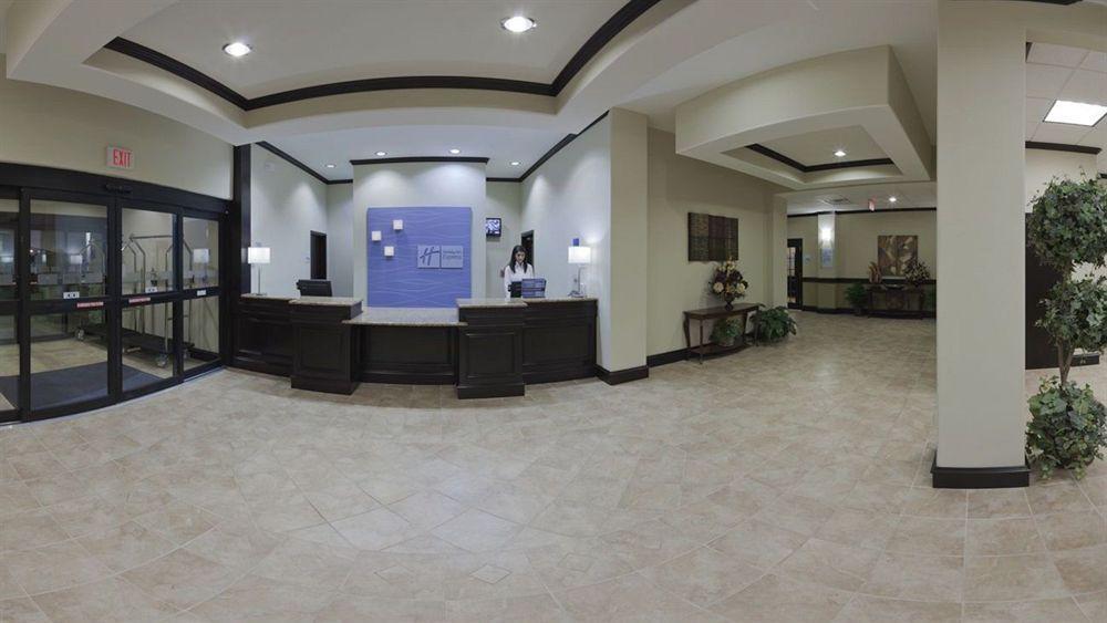 Holiday Inn Express & Suites Brownfield Екстериор снимка
