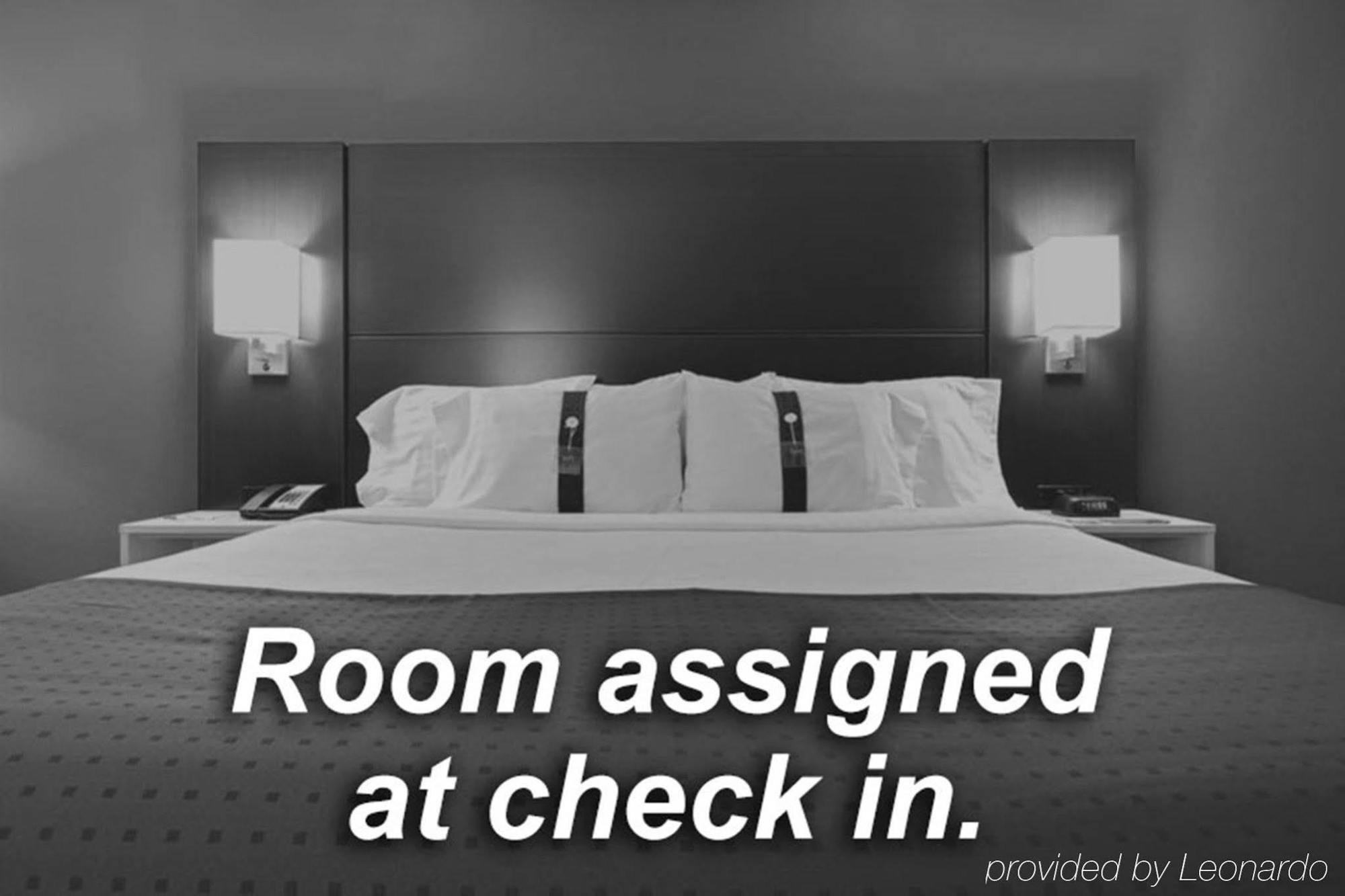 Holiday Inn Express & Suites Brownfield Екстериор снимка