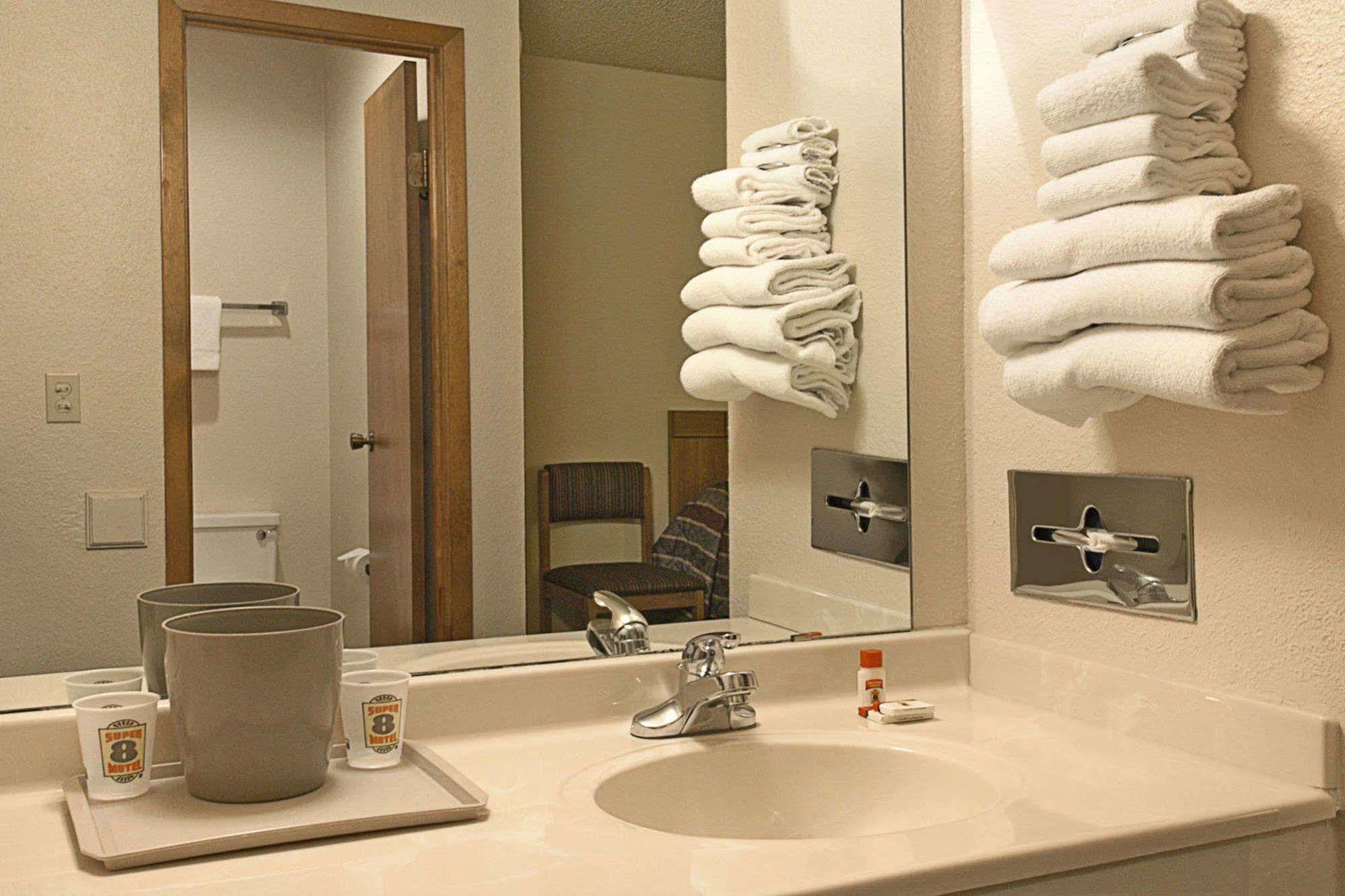 Holiday Inn Express & Suites Brownfield Екстериор снимка