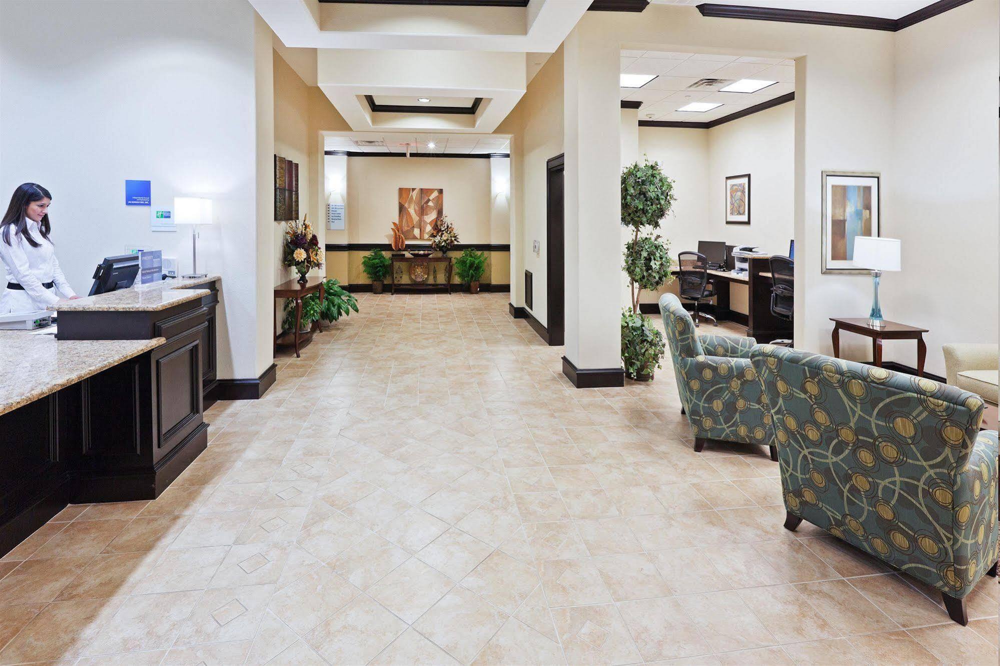 Holiday Inn Express & Suites Brownfield Екстериор снимка