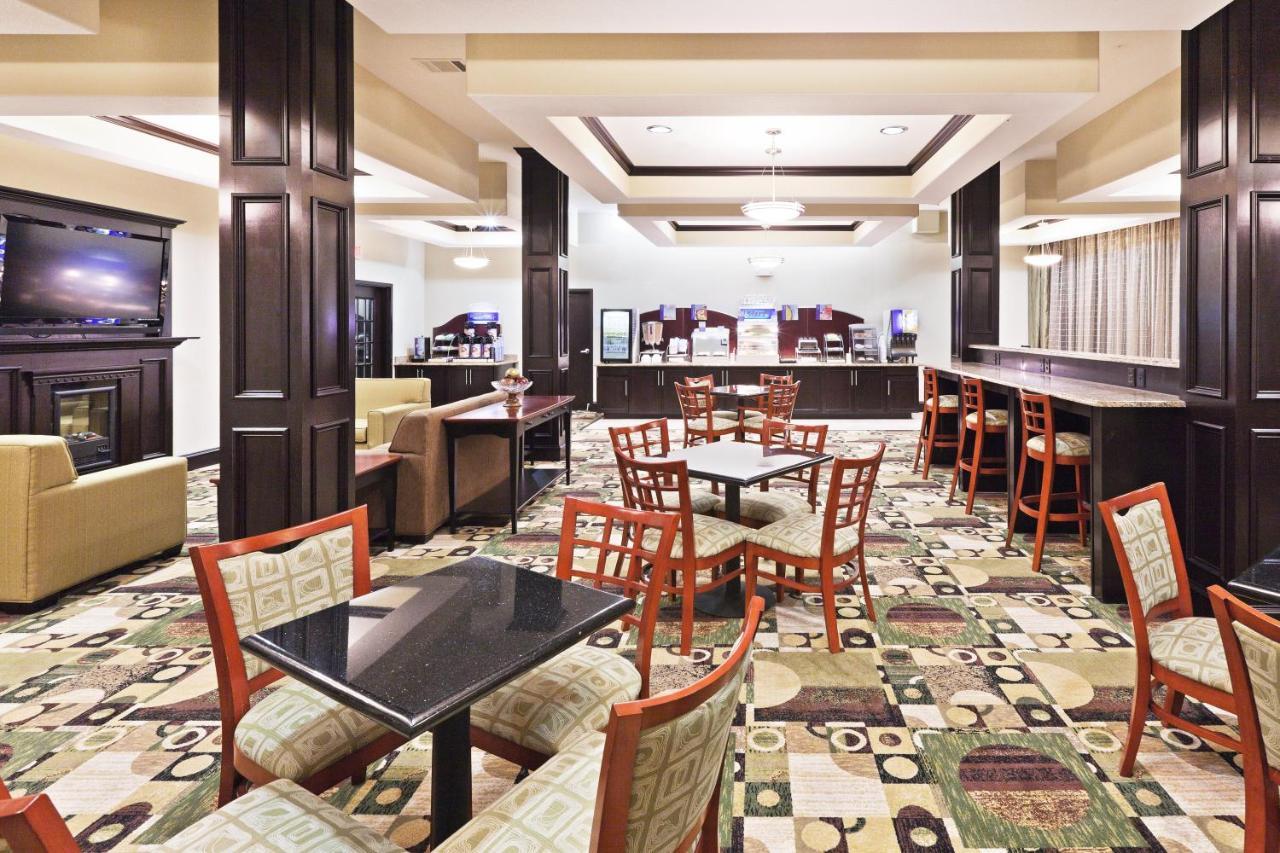 Holiday Inn Express & Suites Brownfield Екстериор снимка