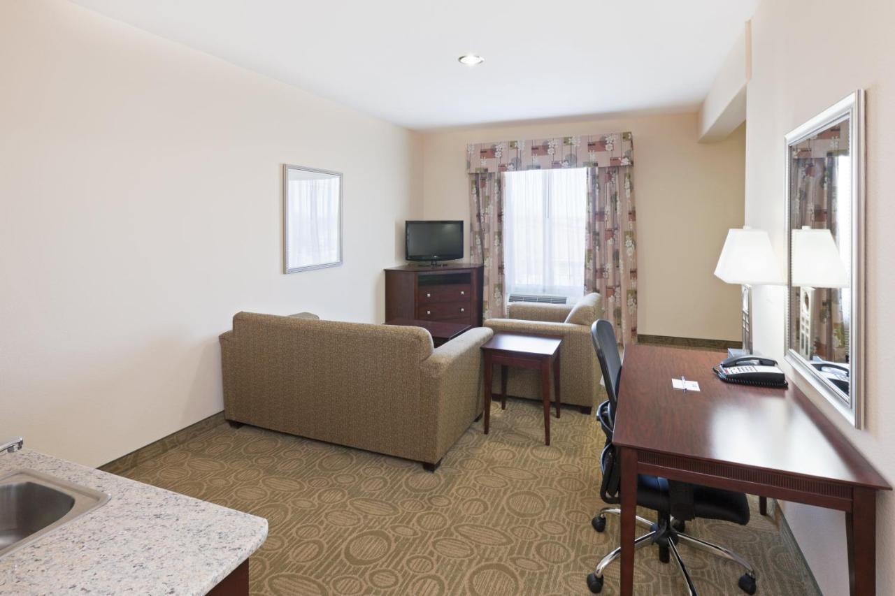 Holiday Inn Express & Suites Brownfield Екстериор снимка