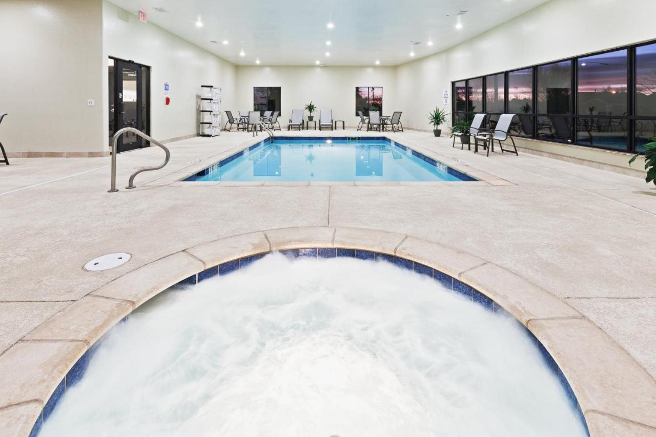 Holiday Inn Express & Suites Brownfield Екстериор снимка