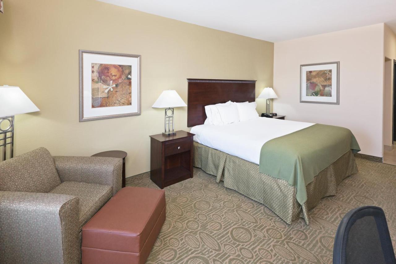 Holiday Inn Express & Suites Brownfield Екстериор снимка