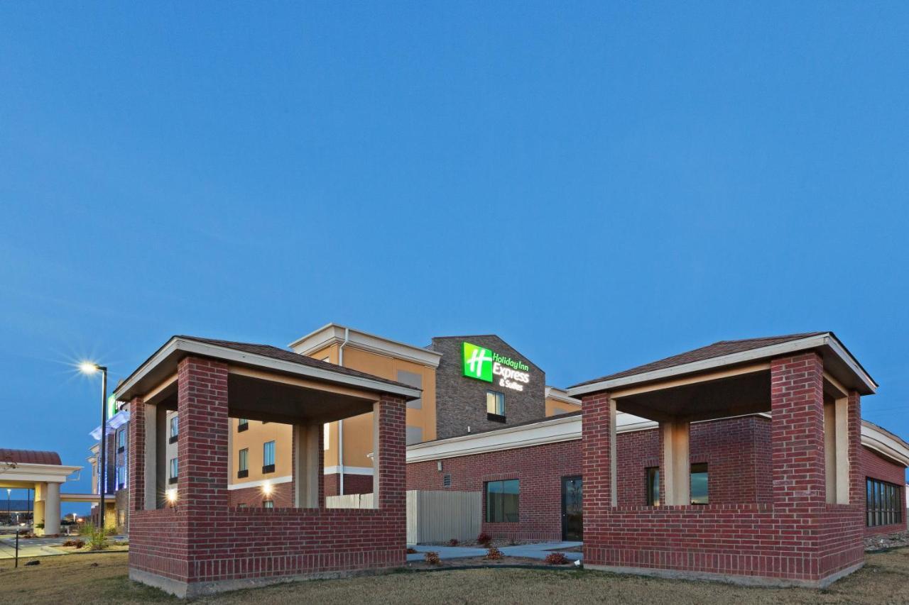 Holiday Inn Express & Suites Brownfield Екстериор снимка