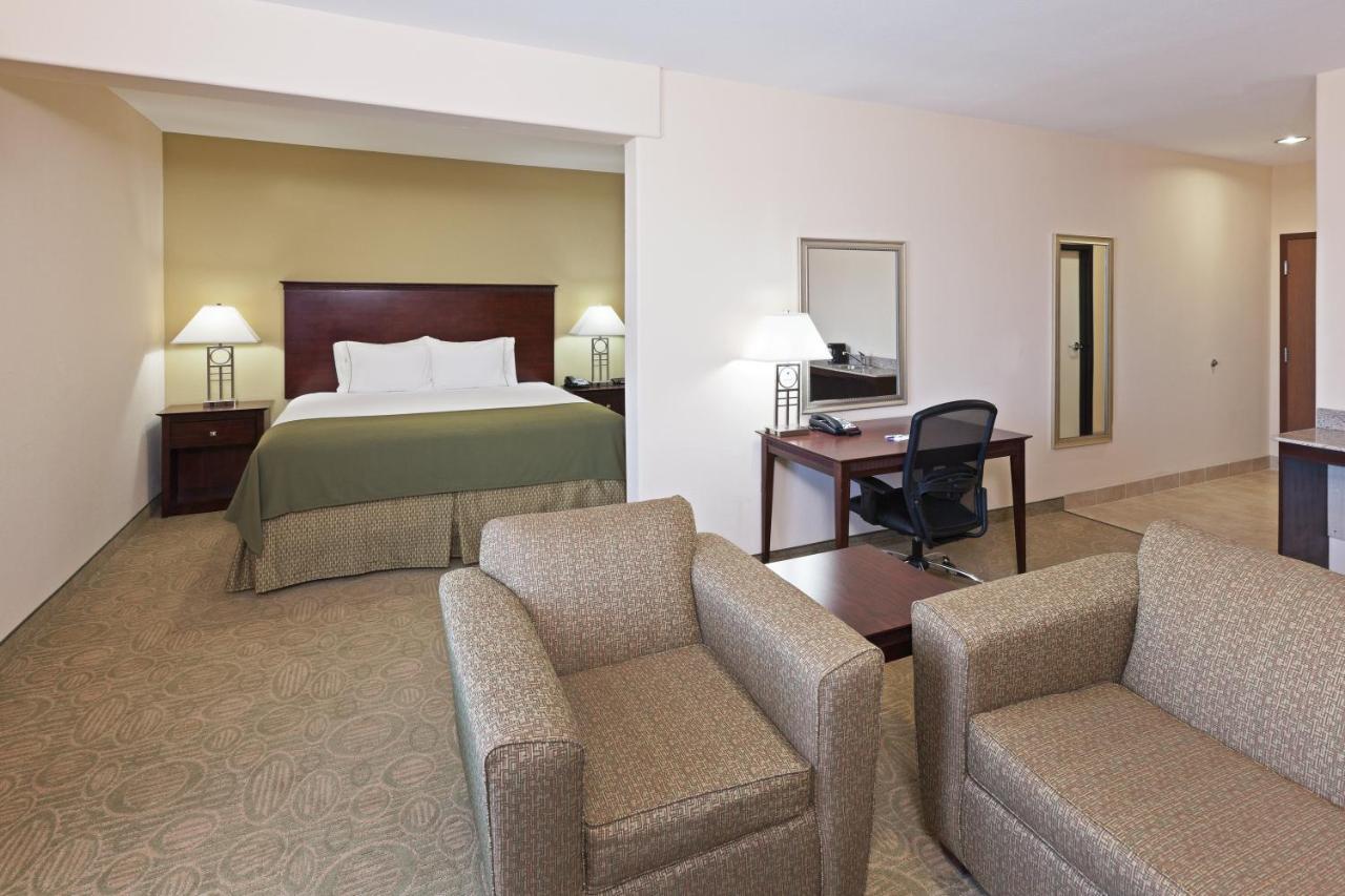 Holiday Inn Express & Suites Brownfield Екстериор снимка